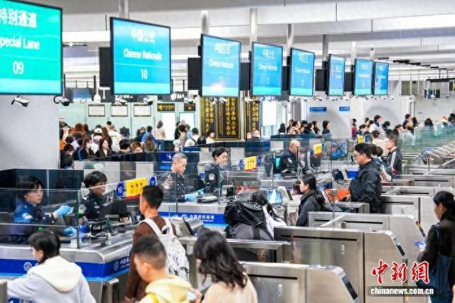 西九龙站口岸迎来出入境客流高峰。西九龙边检站供图
