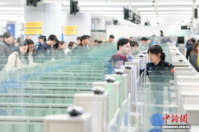 众多旅客经西九龙站口岸出入境。西九龙边检站供图