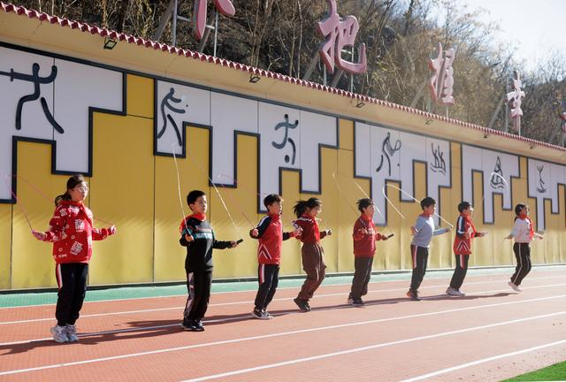 11月11日，密云区冯家峪镇中心小学，孩子们在修葺一新的操场上做运动。北京日报记者 和冠欣摄