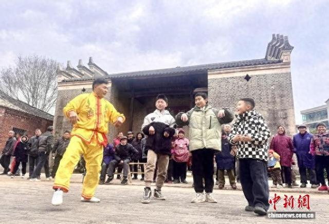 图为在江西吉水县墨庄书院，武术爱好者正教孩子们武术技巧。 吉水县委宣传部供图