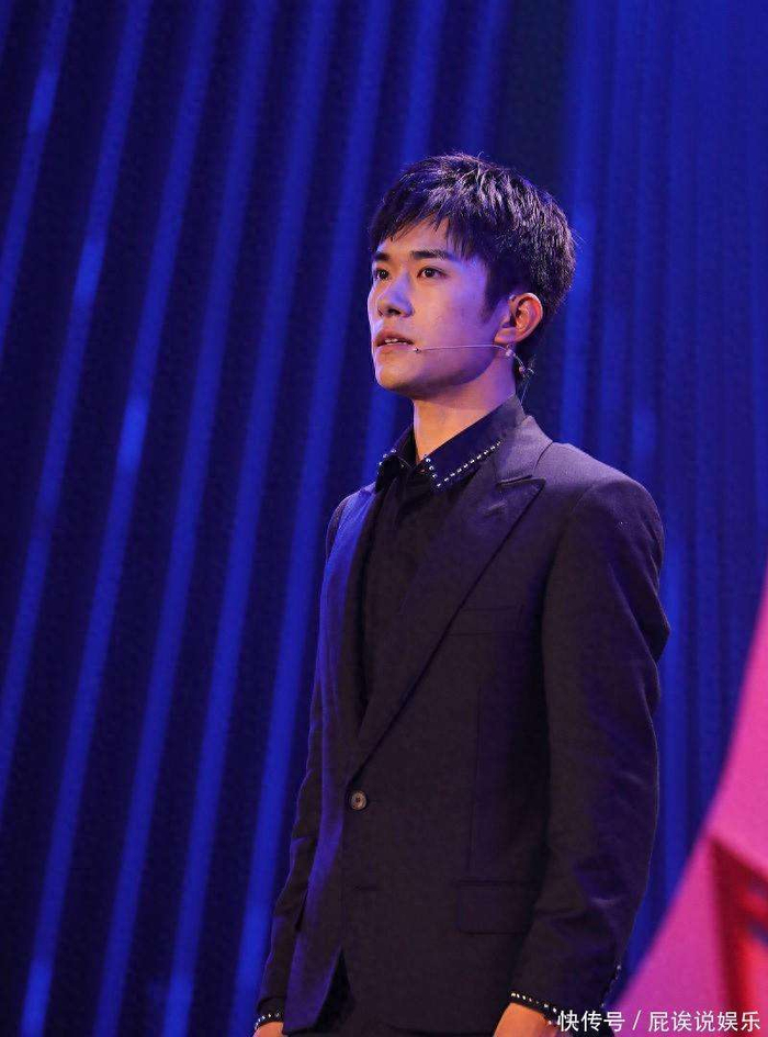 从曾经的流量偶像到现在备受尊敬的青年演员，易烊千玺这一路走了整整十年。当金鸡奖的掌声响起，我们终于明白了一个道理：所谓的“一夜成名”，其实不过是“百炼成钢”的另一个名字。在这个浮躁的娱乐圈，能够沉下心来用作品说话的人，终究会被时光温柔以待。