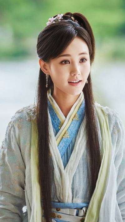  说到李一桐的古装扮相，那真是无可挑剔。从《鹤唳华亭》里温婉的陆文昔，到《媚者无疆》里英气十足的晚媚，李一桐总能轻松驾驭各种风格。这次，在《金枝》中，她不仅要饰演郡主的高傲与跋扈，还要展现贱民的坚韧与隐忍，这对她的演技可谓是一大挑战。不过，若你看过她在《天地剑心》里那一场吐血陈情的经典名场面，就会知道，这点挑战对她而言根本不算什么。目前，《金枝》已经进入拍摄阶段，李一桐进组时的路透图一经曝光，就立刻引发了粉丝们的激动与期待。虽然之前因为番位问题曾有些小争议，但李一桐本人态度大气，她呼吁大家以官宣为准，不要被一些无关的琐事影响心情。毕竟，对观众来说，最重要的还是作品本身。 有如此强大的演员阵容和制作团队保障，《金枝》一旦播出，必定会引发一波追剧热潮。到时候，观众们不仅能在屏幕前嗑CP，还能沉浸在复杂的情节中，尽情烧脑解谜，期待值爆棚。