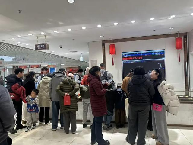 买金柜台客流络绎不绝 本报记者 董添 摄