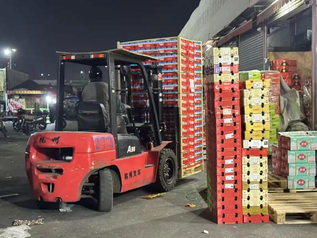 商户正在对打包好的水果进行搬运。图源：农视网实习生章海璇拍摄