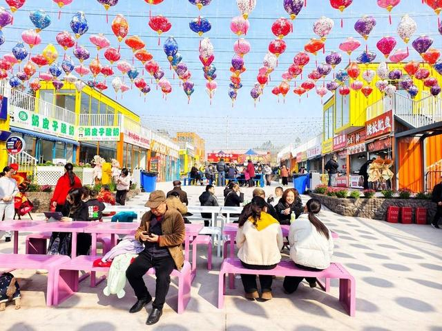 “汉安·慢时光”的美食街一角。徐庆摄