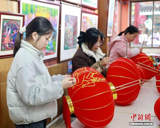 图为农民画爱好者在灯笼上绘福马。龚普康 摄