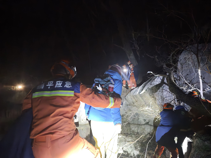 下撤途中，消防员抱着孩子们下山。受访者供图