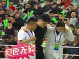 但愿无碍！裁判意外受伤，在医务人员搀扶下离场