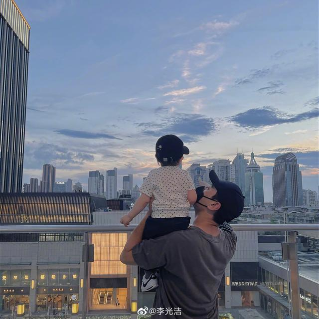 李光洁形容，孩子就是父亲的“照妖镜”，能从孩子身上反思自己的问题。图片来自李光洁微博