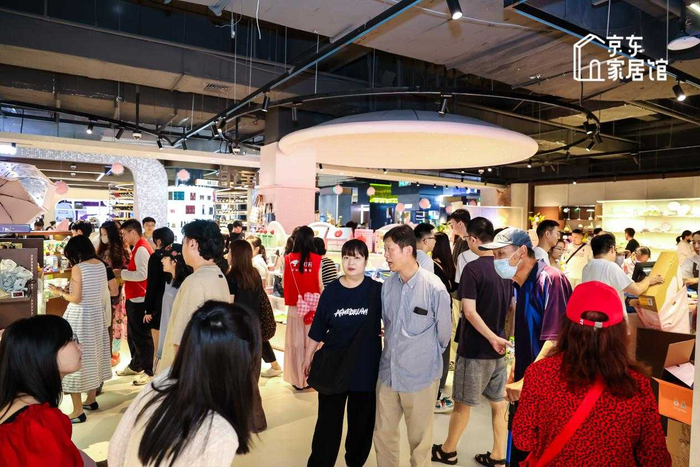 2025年6月14日，京东家居馆线下首店在京东MALL北京双井店开业