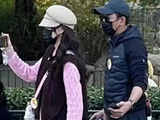 唐嫣罗晋带女儿去迪士尼，婆婆首出镜优雅，4岁女儿大脑门身高140