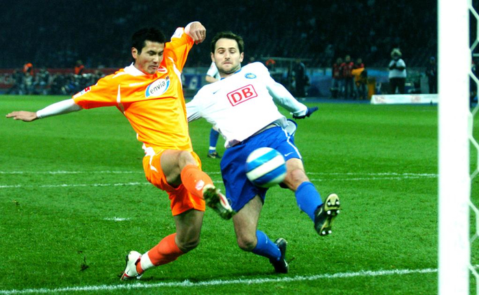 2007年3月16日，在德甲科特布斯队效力的邵佳一（左）在比赛中射门。新华社记者 吴晓凌 摄