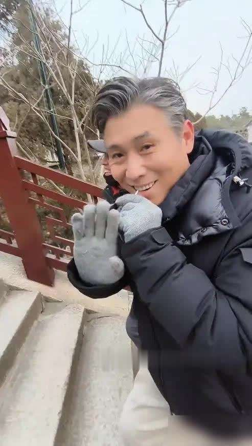  大孤山与他之间的缘分，真是颇为奇妙。他在这里出现的频率简直可以用常驻来形容，几乎每次来到这里，都能见到他。更有趣的是，许多明星艺人来这座山打卡时，他总是在人群中忙前忙后，身影几乎成了必不可少的一部分，看起来像极了一个热衷的地推人员。我甚至忍不住怀疑，他是不是在这里有份兼职工作，毕竟，看到他那种乐在其中的模样，不给他一份导游工资，实在说不过去。相比于镜头前那种精致、紧绷的形象，他如今大大方方地展示自己的老态和真实生活状态，反倒显得更加充满生命力。这样一种真诚且自如的生活态度，或许正是这位老戏骨最大的底气所在吧。无论是白发还是斑秃，依旧无法阻挡他那颗依旧热爱生活、爱玩的心。