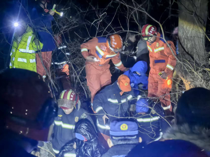 2025年11月30日，昌平森防大队消防员在十三陵镇未开发区域中找到走失的一行人。 受访者供图