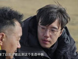 张哲华在青海草原观察鼠兔