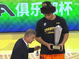 洛夫顿爆炸头顶戴小帽获CBA俱乐部杯MVP
