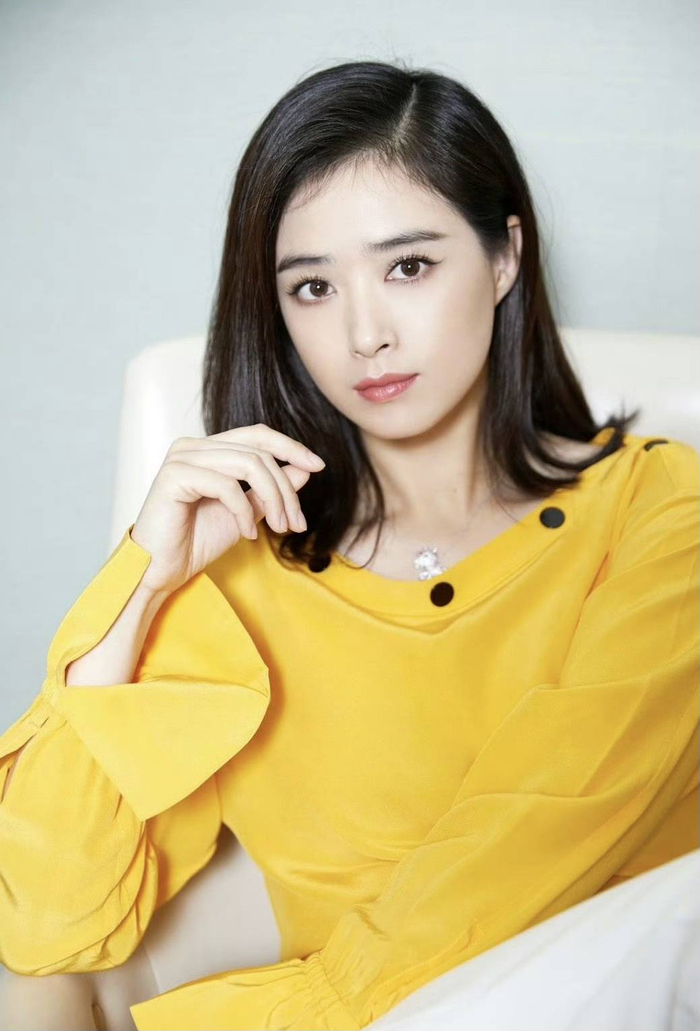 从被全网群嘲到集体道歉，蒋欣用七年时间等来了真相大白，这场舆论反转提醒我们：在信息碎片化的时代，保持理性思考尤为重要，毕竟，不是所有“不合群”都值得批判，有些“冷脸”背后，藏着一个清醒灵魂对底线的坚守。