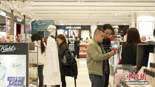 2月12日，旅客在cdf海口美兰机场免税店购物。卢家宇 摄