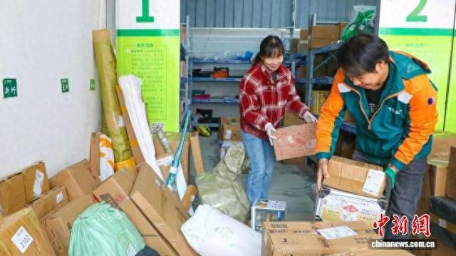 图为客货邮司机打包各村农户的快递。建宁县融媒体中心供图