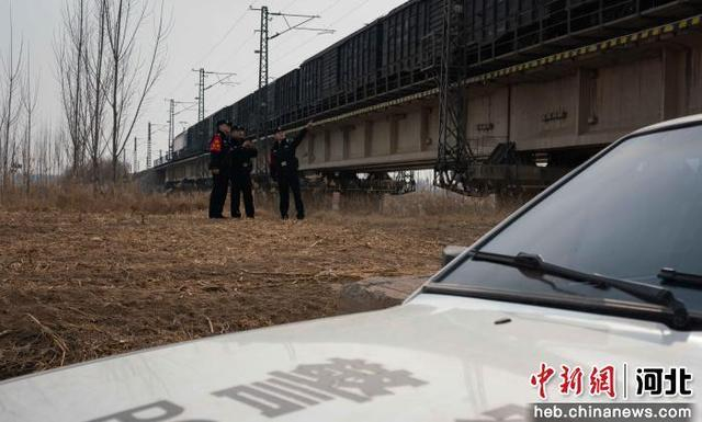图为石家庄铁路公安处清河城站派出所民警邱传亚与同事一同进行线路巡视。 石家庄铁路公安处 供图