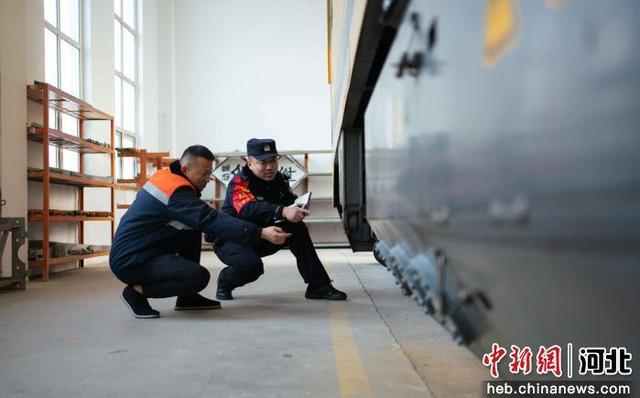 图为石家庄铁路公安处清河城站派出所民警邱传亚到铁路车间进行安全检查。 石家庄铁路公安处 供图