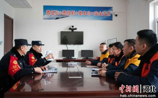 图为石家庄铁路公安处清河城站派出所民警邱传亚到铁路企业进行反诈宣传。 石家庄铁路公安处 供图