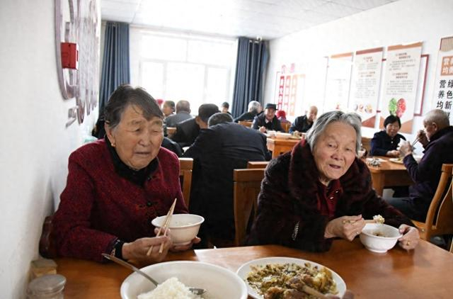 1月15日，在陕西省榆林市神木市店塔镇石拉沟村，老人们在幸福院吃午饭。新华社记者陈钢 摄