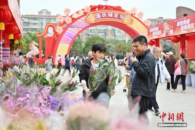 图为市民在海丝城黄埔公园花市选购百合花。中新社记者 陈楚红 摄 