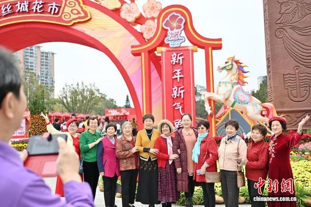 图为市民在海丝城黄埔公园花市合影。中新社记者 陈楚红 摄 