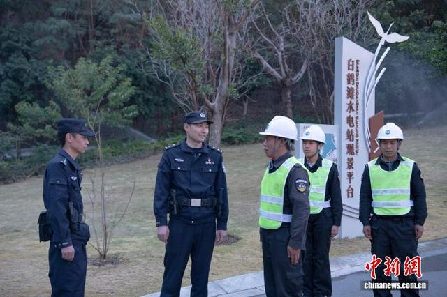 2月11日，大寨派出所民警在白鹤滩水电站马脖子观景台与安保人员交谈春节期间安全事项。谢凌宇 摄