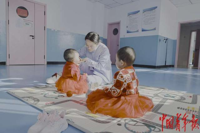 2月6日，宁夏回族自治区固原市儿童福利院，护工杨广兰陪伴幼儿活动。中青报·中青网记者 焦敏龙/摄