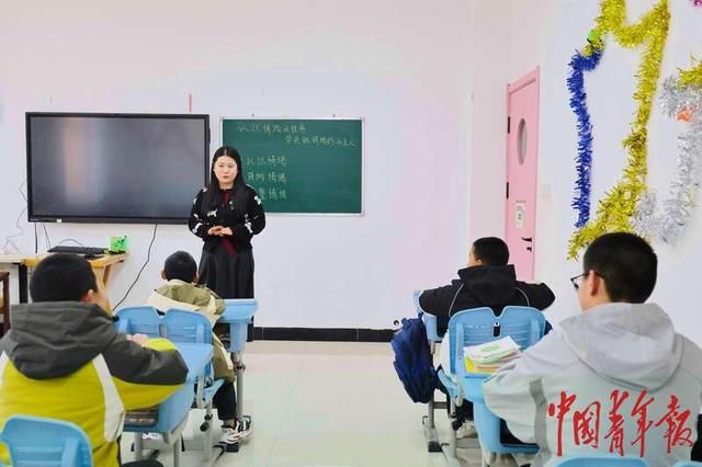 2月6日，宁夏回族自治区固原市儿童福利院，社工兰嘉薇给孩子们上情绪疏导课。中青报·中青网记者 焦敏龙/摄
