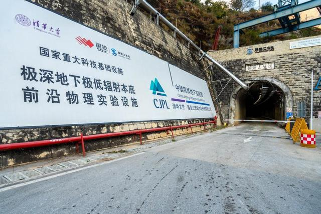 锦屏山隧道入口，锦屏大设施位于这条17.5公里长的隧道深处。新华社记者薛晨 摄