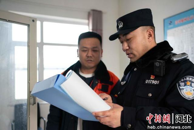 图为石家庄铁路公安处清河城站派出所民警邱传亚检查企业台账。 石家庄铁路公安处 供图
