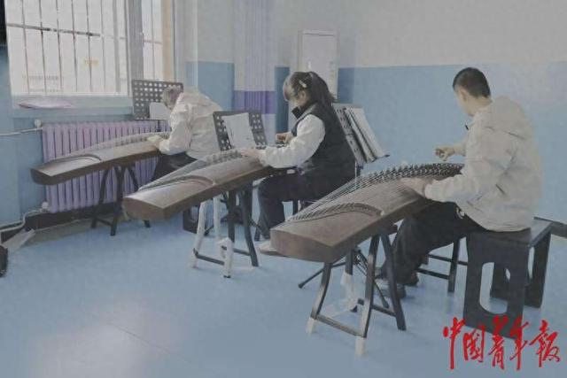 2月6日，宁夏回族自治区固原市儿童福利院，孩子们练习弹奏古筝。中青报·中青网记者 焦敏龙/摄