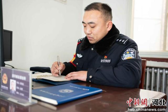图为石家庄铁路公安处清河城站派出所民警邱传亚整理工作内容。 石家庄铁路公安处 供图