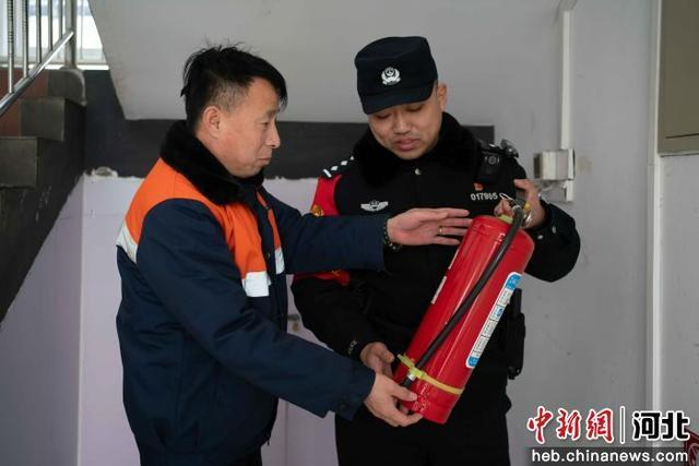 图为石家庄铁路公安处清河城站派出所民警邱传亚到铁路企业开展安全检查。 石家庄铁路公安处 供图