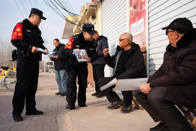 图为石家庄铁路公安处清河城站派出所民警邱传亚到沿线乡村进行反诈宣传。 石家庄铁路公安处 供图