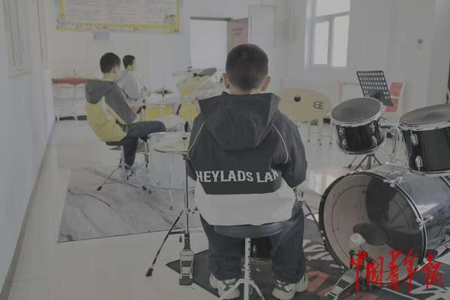 2月6日，宁夏回族自治区固原市儿童福利院，男孩儿们练习打架子鼓。中青报·中青网记者 焦敏龙/摄