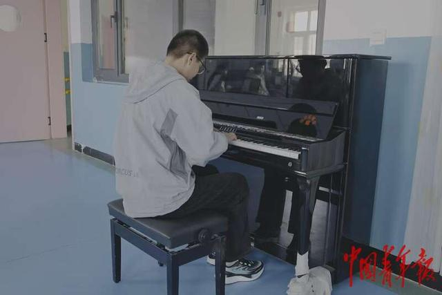 2月6日，宁夏回族自治区固原市儿童福利院，一个男孩儿弹奏钢琴曲。中青报·中青网记者 焦敏龙/摄