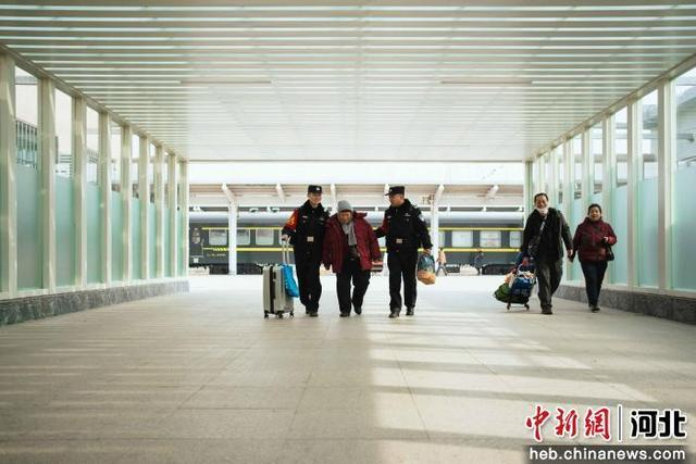 图为石家庄铁路公安处清河城站派出所民警邱传亚帮助旅客出站。 石家庄铁路公安处 供图