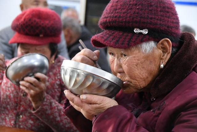 1月14日，在陕西省榆林市神木市沙峁镇石角塔村，老人们在幸福院吃晚饭。新华社记者陈钢 摄