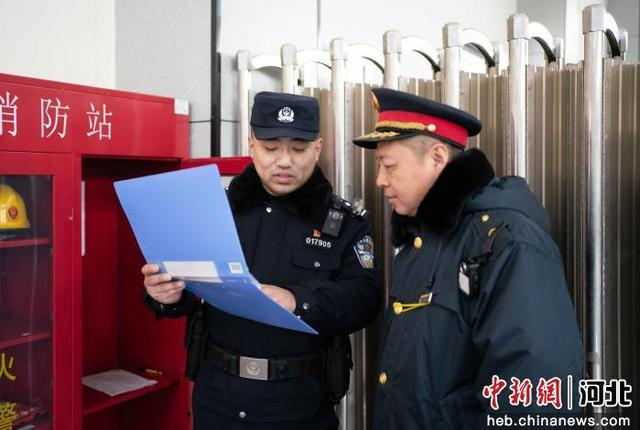 图为石家庄铁路公安处清河城站派出所民警邱传亚检查候车室消防设施。 石家庄铁路公安处 供图
