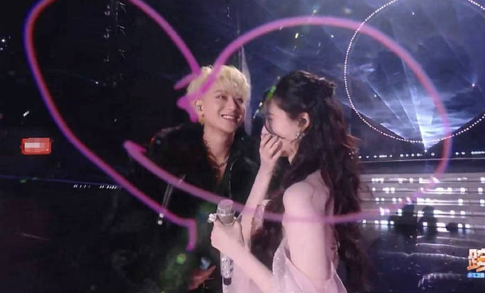 黄子韬徐艺洋浙江卫视跨年晚会上合体唱歌，这也是二人婚后首次同台！