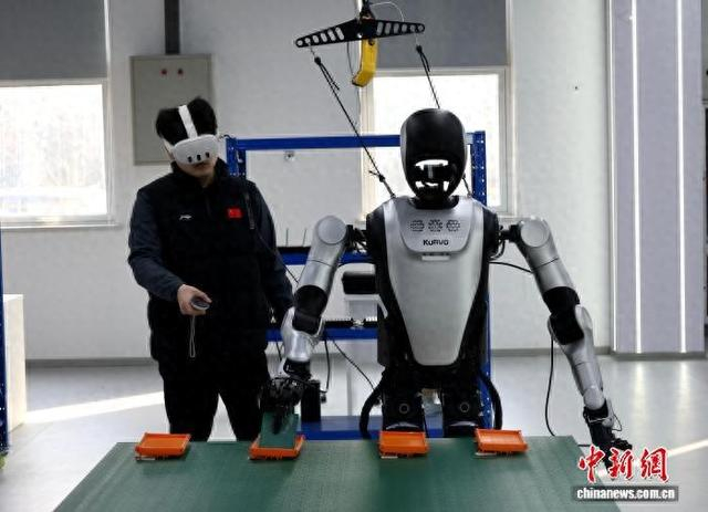 2月5日，山东省济南市平阴县，数据采集员操作人形机器人在高仿真的物流仓库进行分拣与搬运。李明芮 摄