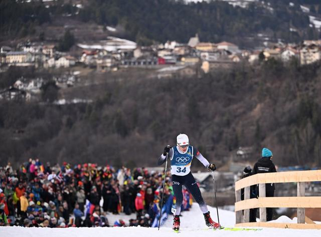 赵子贺在北欧两项越野滑雪比赛中。新华社记者 贺灿铃 摄