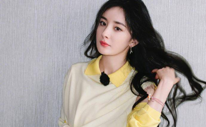 她就是适合，也最有资格站在聚光灯下的人。即使千疮百孔，把她照的体无完肤，她也依然坚强到底，用自己的方式默默回击每一个人。事实证明她做到了，我们每个人都只看到了她在闪光灯下依然自若，没有见过她憔悴狼狈的样子，她的内心真的很强大，强大到喷子累了她依然站在那，画着精致的妆容，穿着昂贵的衣服，就那么娉婷玉立地站在那，对你轻笑，你狠得牙痒痒，却依然不能把她怎么样，这才是我们的小狐狸呀。