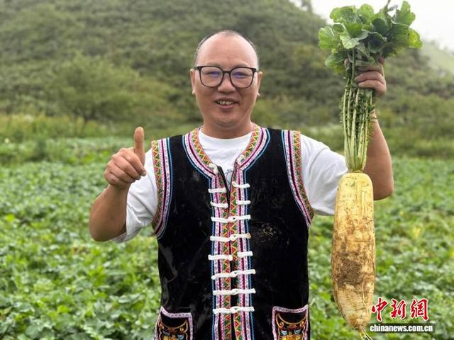 杨盛春通过新媒体平台拓宽销售渠道。肖丁勤 摄