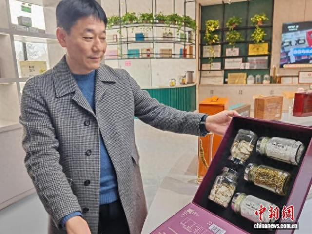 陈华文介绍白首乌产品。谷华 摄