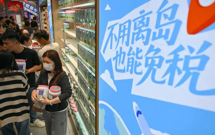 2月11日，顾客在海口旺豪日用消费品免税店购物。新华社记者 郭程 摄
